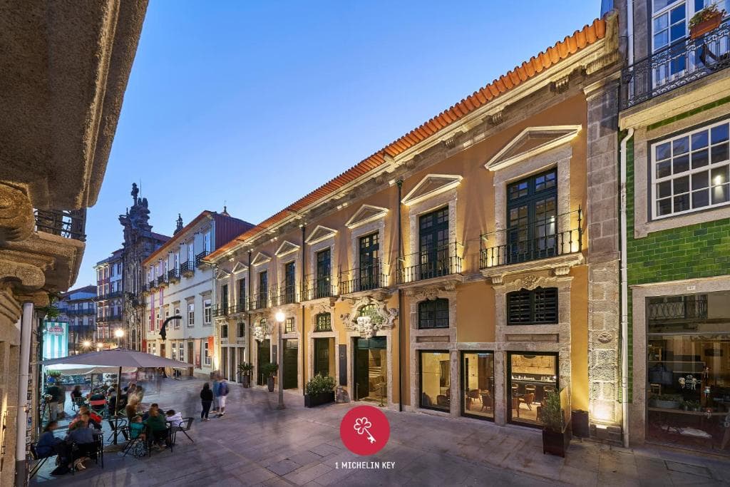 Spacious hotel room suitable for a family stay in Porto