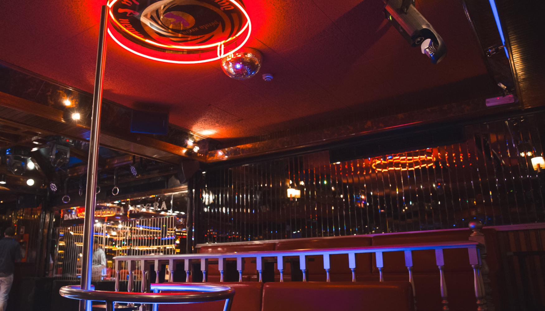 Mirrored red interior and circular stage at Pérola Negra in Porto