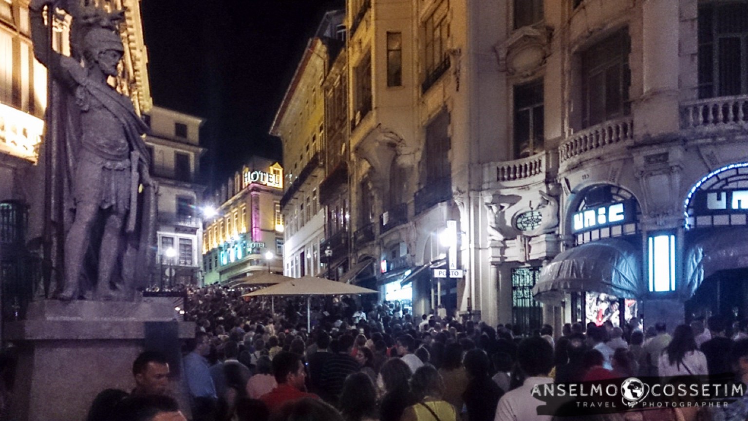 Busy Rua da Galeria de Paris in Porto after dark